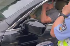 重庆一公务车司机强行变道酿事故还爆粗口，称急着送领导开会图片