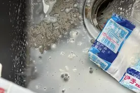 保质期内的牛奶出现异味结块 京东为消费者退款并赔偿图片