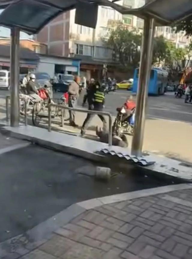 老人被城管队员推倒后离世？警方通报：郑某亮致吴某富受伤后抢救无效死亡，已被刑拘！城管局：是临时工