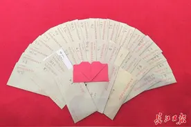 看着8年前的诺言，他们笑着笑着就哭了图片