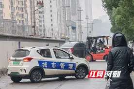 主编推荐丨长沙两小区上演“墙裂”反转剧！街道吹哨破局太燃了图片