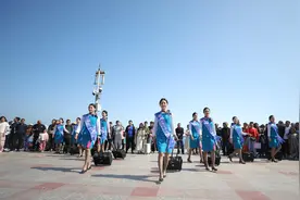 准空姐玩“时尚快闪”，制服走秀展青春风采图片