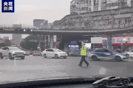 安徽这位交警火了！网友：真帅图片