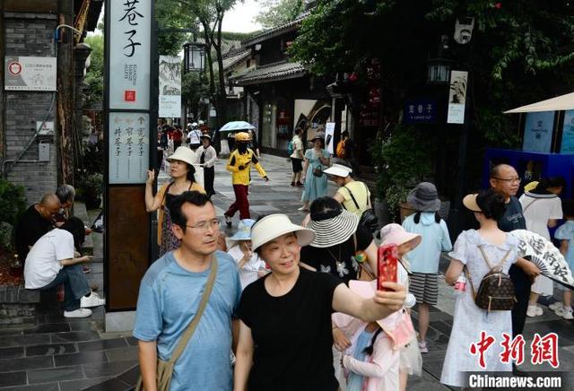 成都宽窄巷子暑期旅游人气旺