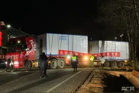 在现场｜甘肃地震后的货车司机：星夜驰援，使命必达图片