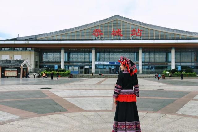 广西这座高铁站内，为啥众多旅客手拿树枝?