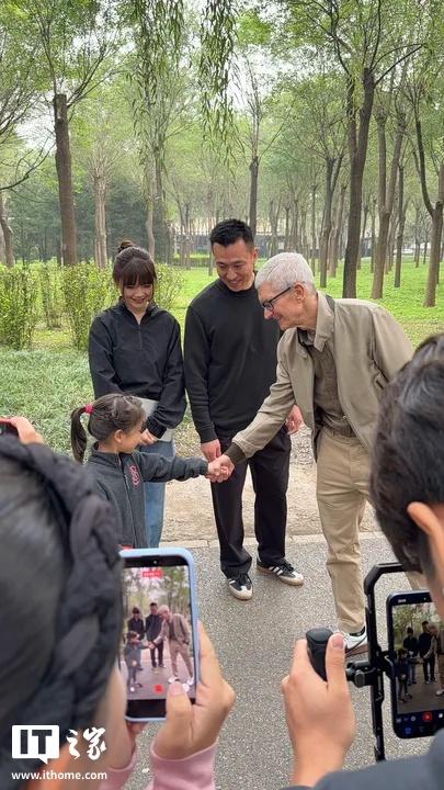 苹果 CEO 库克现身北京，同开发者散步聊天