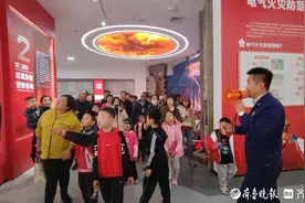 寓教于乐！山东消防队站开放日吸引众多小朋友来打卡图片