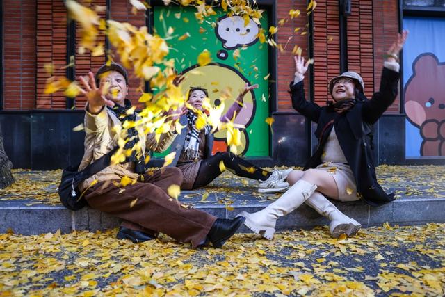 局门路百米银杏长廊热度飙升，找到这个隐藏打卡机位分分钟拍出金秋绝美大片