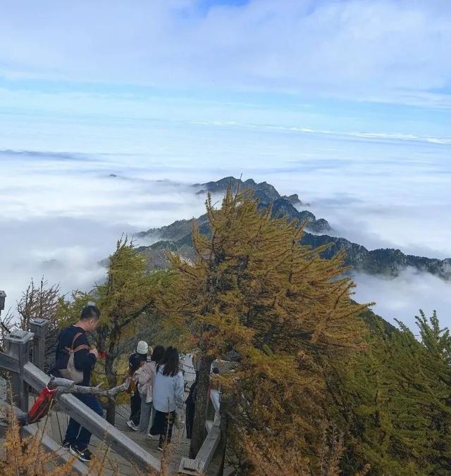 太白山国庆第四天，山上景色宜人，山下热闹非凡