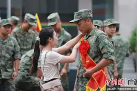 广西柳城新兵奔赴军营图片
