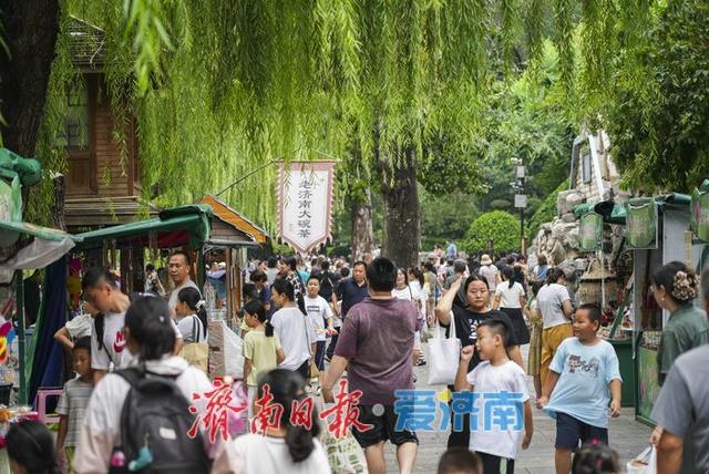 一年四季 泉在济南丨又到秋雨连绵，济南何处最美？护城河畔泉水清冽醉游人