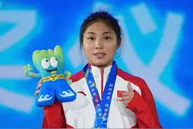 举重亚锦赛：张海琴打破女子55公斤级三项世界青年纪录图片
