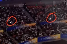 乒超总决赛观众席多人开闪光灯！球迷怒斥图片