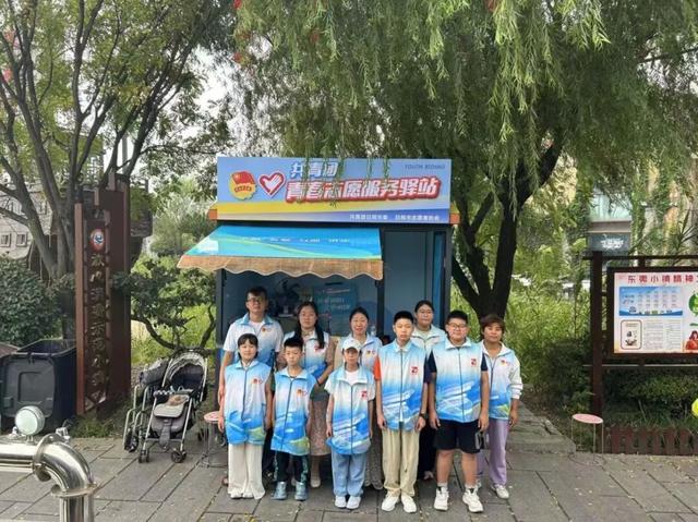 这抹“志愿蓝”，国庆假期里景区最暖风景线！