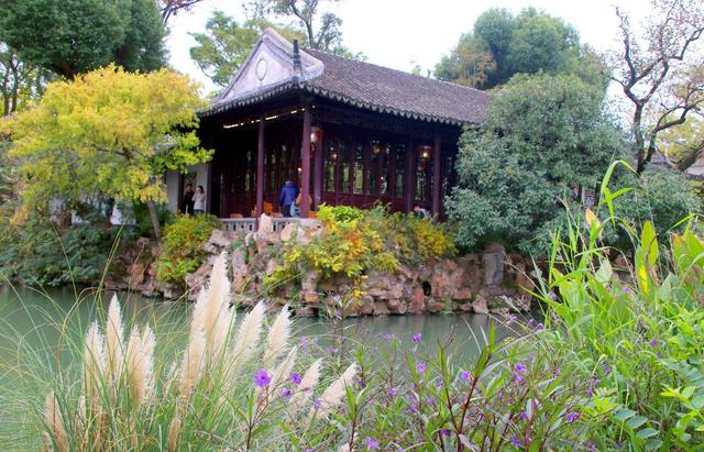 江苏苏州：沧浪亭色彩斑斓秋色美