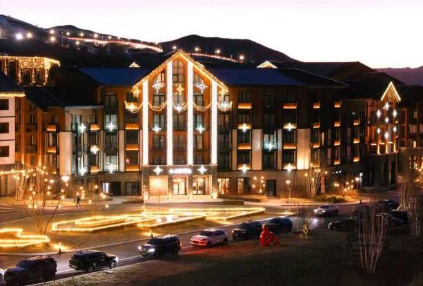 阿那亚·崇礼点亮冰雪童话季，"MORE THAN SKI"构建全龄友好度假新地标