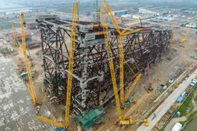 亚洲第一深水导管架“海基二号”主体结构完工图片