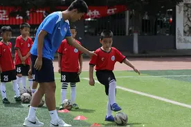 U-21联赛进校园·助力赛罕区“区长杯”足球赛活动举行图片