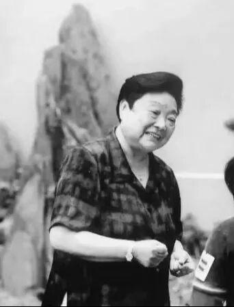 突发讣告，她于昨日逝世，官方社交账号已变黑白