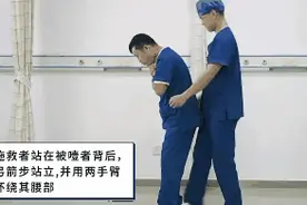 安全提示 |  生活中被食物噎到、 呛到的情况时有发生，我们该如何施救或自救呢？图片