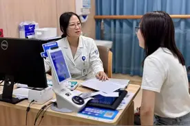 本想祛斑美白，43岁女子险毁容！医生：这些都是“智商税”图片