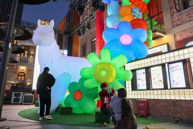 脱口秀演员Norah、71有了新身份！百年弄堂亮灯开启“乐游虹口中国年”