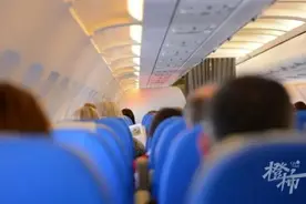 美国一男子飞机上放屁闹事，航班紧急掉头，空姐出手！图片