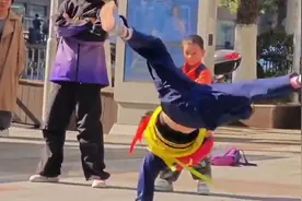 “哎！哇！”路人沉浸式解说小学生街头斗舞图片