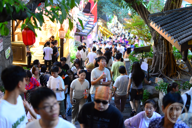 “双节”假期解放碑人潮涌动，洪崖洞十八梯成打卡顶流