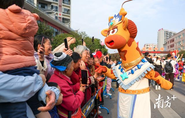 瑶山焕彩 盛会倾城｜连南民族特色巡游引万人空巷