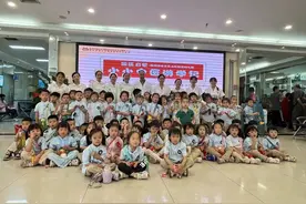 郑州市：国医启蒙 萌娃走进基层医院化身“小小中医师”图片