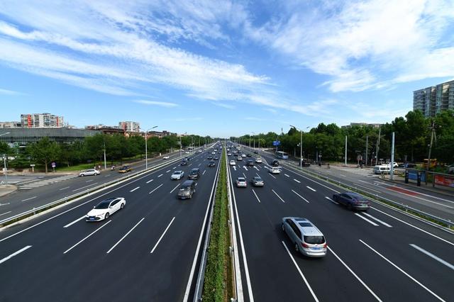 “我的国家要干几个月”，北京“一夜修路”引海外网民点赞