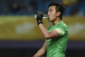 国足遭到门将危机，42岁“喝水哥”有望救场图片