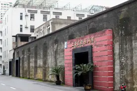 123岁的提篮桥监狱完成整体搬迁，当年人们曾在屋顶上围观枪决日本战犯图片