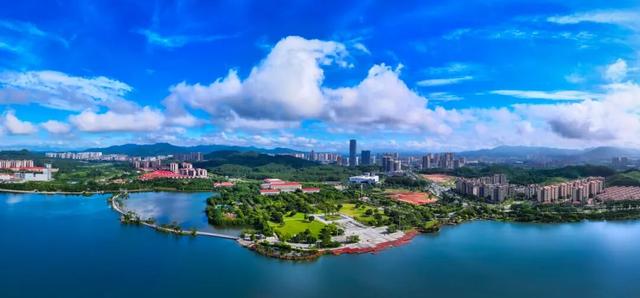 增城荔湖上演“天空之镜”，日出红霞美成仙境！