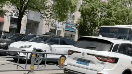 “无人驾驶的网约车，学会了别车”图片