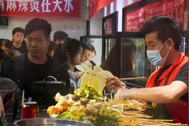 经济日报头版聚焦：网红城市现象调查图片