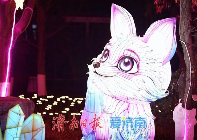 一年四季 泉在济南丨迎春花灯亮化测试，五龙潭公园点亮“花涧秘境”