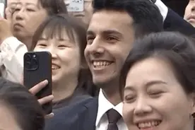 王毅：你是跳“科目三”的小伙子吧？我在短视频看过你……疯狂点头的原来是他→图片