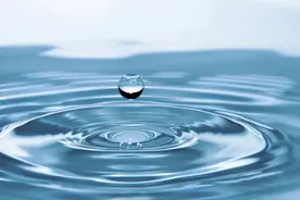 长期烧水喝和经常买桶装水喝，哪种更健康？图片