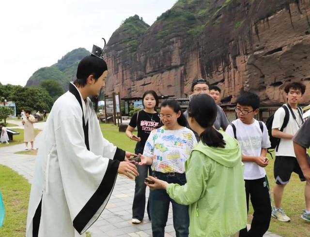 连续6年！龙虎山再度荣获2025年度 “国家5A级旅游景区100强”！