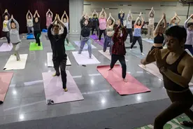 瑜伽课来了男学员，潮流与传统在市民夜校碰撞图片