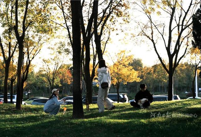 郑州迎来入秋最佳晴日 市民扎堆公园乐享“金色周末”