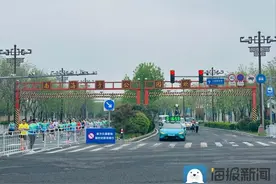 2025北京亦庄半程马拉松暨人形机器人半程马拉松鸣枪起跑图片