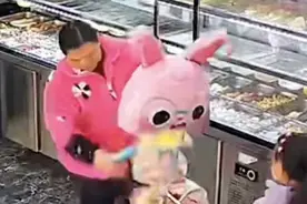 过节期间千万别买！1岁娃手中拿着……瞬间起火！图片