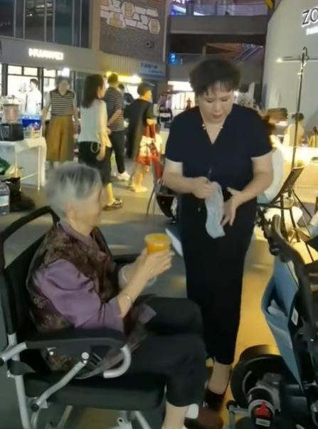 湖北孝感姐妹俩带着85岁母亲自驾游，老人已到南京还要去上海，女儿：去哪全凭母亲决定