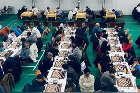 16岁少年成史上最年轻冠军！10岁时就常与软件模拟的“棋王”下棋图片