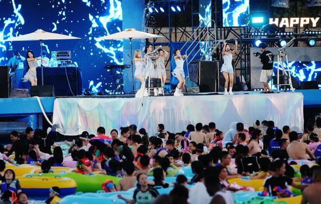 武汉人的夏天，一头扎进东湖的“浪”里！