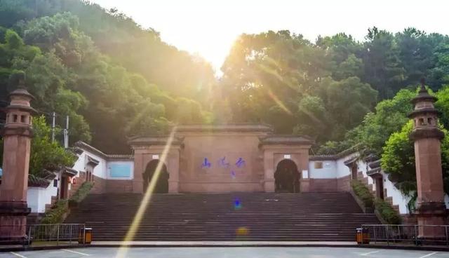 把周末还给山野｜带娃爬山撒欢，沿途风景绝美